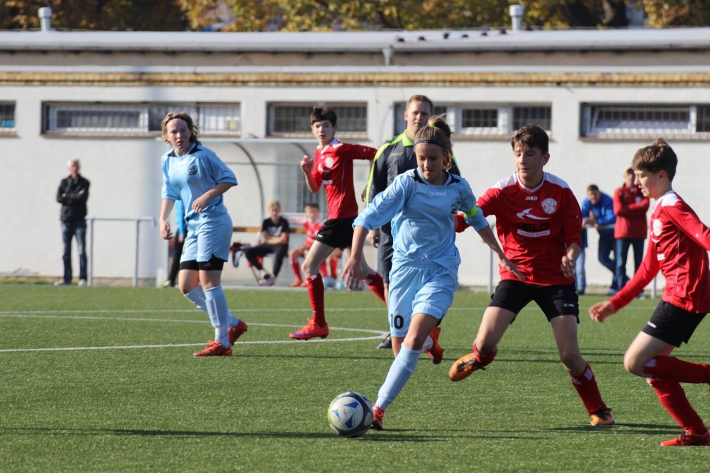 Samantha Kühne erobert den Ball.